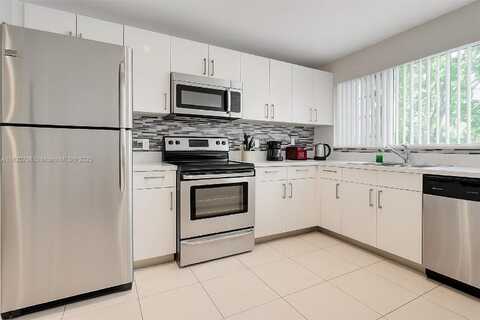 950 NE 199th St, Miami, FL 33179