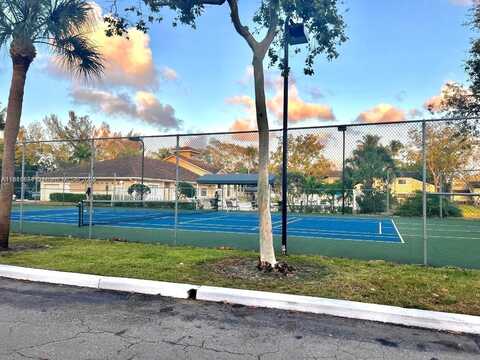 200 W Palm Cir W, Pembroke Pines, FL 33025