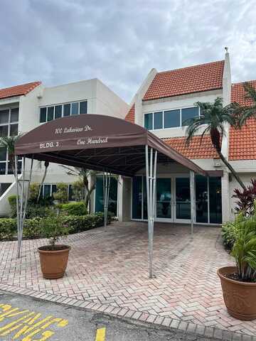 100 Lakeview Dr, Weston, FL 33326