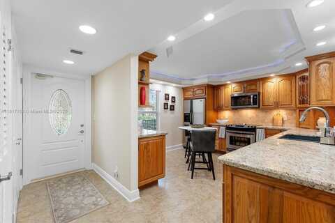 150 S Hollybrook Ter, Pembroke Pines, FL 33025