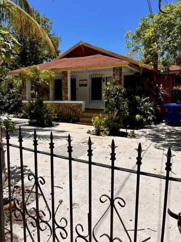 1262 SW 4th St, Miami, FL 33135