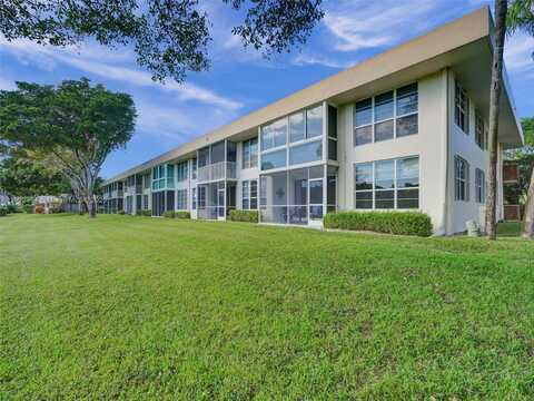 3700 Oaks Clubhouse Dr, Pompano Beach, FL 33069