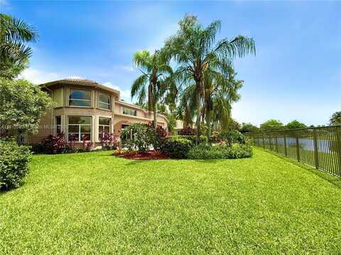 2547 Montclaire Cir, Weston, FL 33327