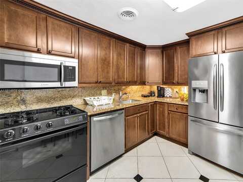 undefined, Hallandale Beach, FL 33009