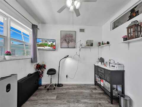 2858 Pine Tree Dr, Miami Beach, FL 33140
