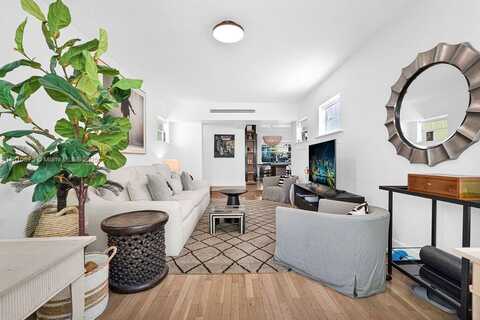 915 8th St, Miami Beach, FL 33139
