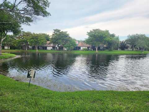 52 Wimbledon Lake Dr, Plantation, FL 33324