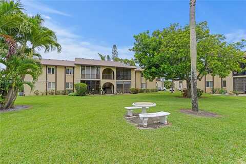 311 Pine Ridge Cir, Green Acres, FL 33463