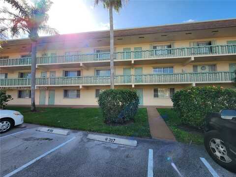 700 Village Green Ct, Palm Springs, FL 33461