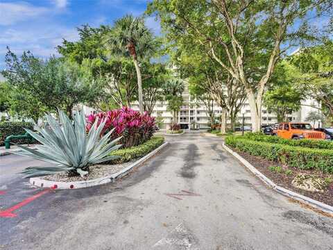 605 Oaks Dr, Pompano Beach, FL 33069