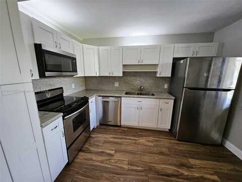 302 Lakeview Dr, Weston, FL 33326