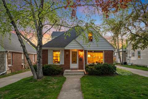 2103 N 85th St, Wauwatosa, WI 53226