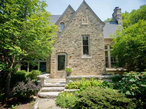 2544 N 91st St, Wauwatosa, WI 53226