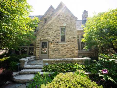 2544 N 91st St, Wauwatosa, WI 53226