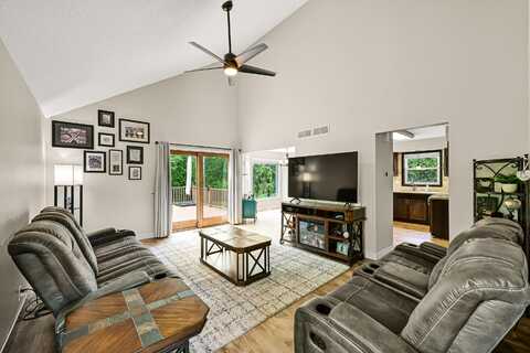 8505 S Parknoll Dr, Oak Creek, WI 53154