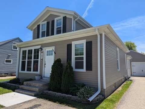 707 E Roland St, Oconomowoc, WI 53066