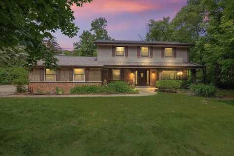 W245s6795 Maple Hill Dr, Waukesha, WI 53189