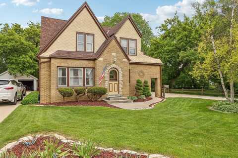 3674 S 56th St, Greenfield, WI 53220