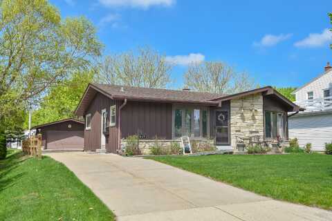 917 S 120th St, West Allis, WI 53214