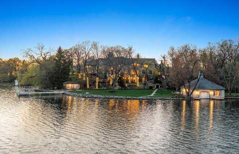 4513 N Hewitts Point Rd, Oconomowoc, WI 53066