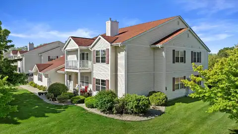660 Wood River Ct, West Bend, WI 53095
