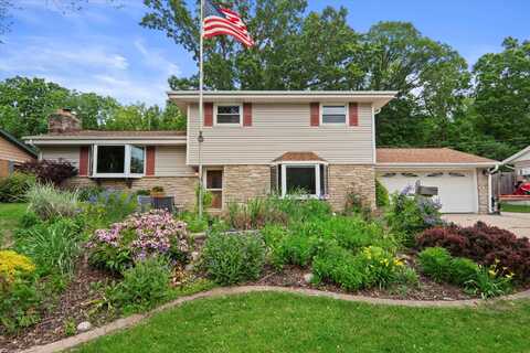 N91w17752 Saint Regis Dr, Menomonee Falls, WI 53051