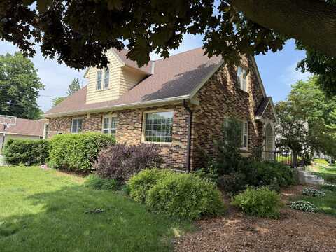 472 Orchard St, Burlington, WI 53105