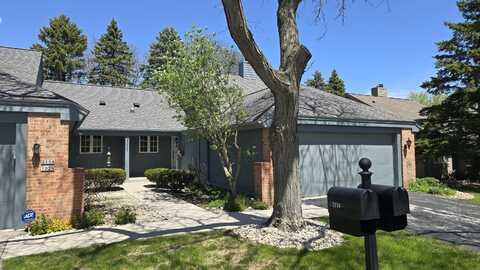 2112 W Quincy Ct, Mequon, WI 53092
