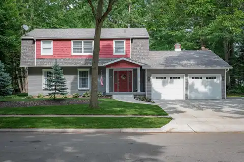 5712 Woodbridge, Midland, MI 48640
