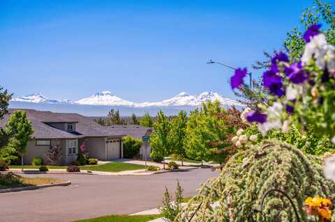 4677 SW Volcano Avenue, Redmond, OR 97756
