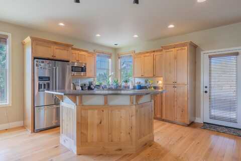 1202 SE Yarrow Avenue, Madras, OR 97741