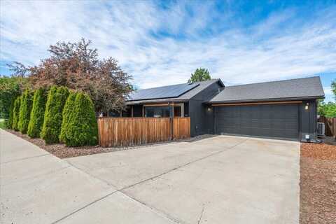 3139 SW Reindeer Avenue, Redmond, OR 97756