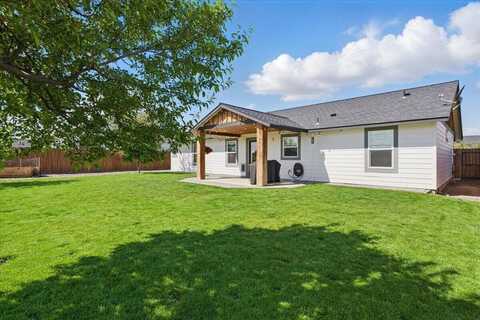322 Bluegrass Drive, Culver, OR 97734
