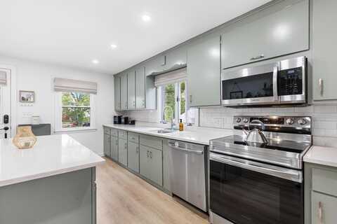 3 Seminole St, Saugus, MA 01906