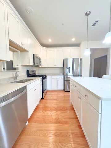 120 University Ave, Westwood, MA 02090