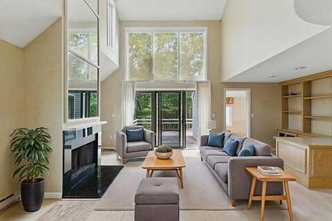 2 Hillside Dr, Wayland, MA 01778