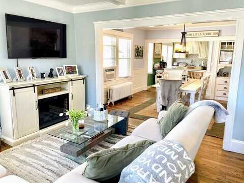 39 Dyer Ave, Milton, MA 02186