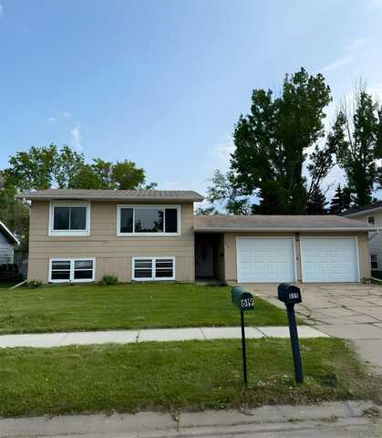 619 25th Ave, Minot, ND 58703