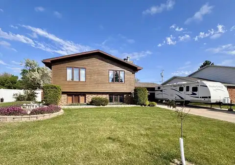3 30th St, Minot, ND 58701