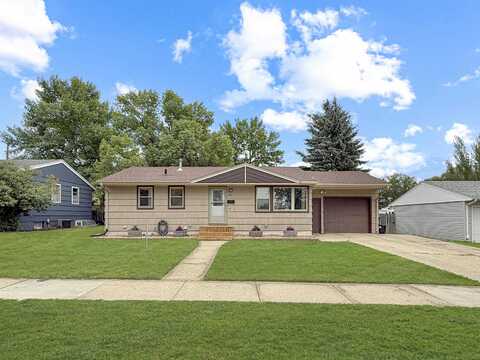 424 26th Street, Minot, ND 58703