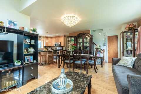8 Dale Road, East Brunswick, NJ 08816