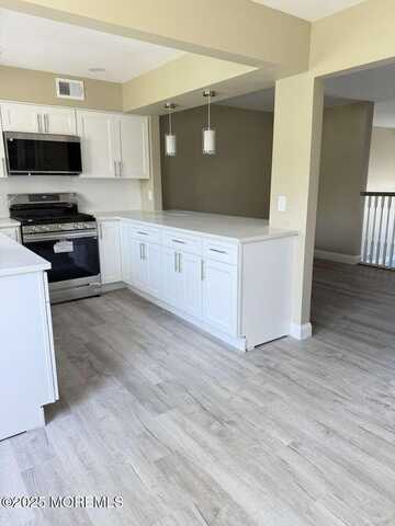 554 Clubhouse Drive, Middletown, NJ 07748