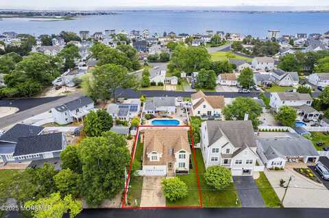 12 Woodhaven Road, Toms River, NJ 08753