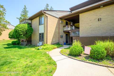 21 Pine Cluster Circle, Manalapan, NJ 07726