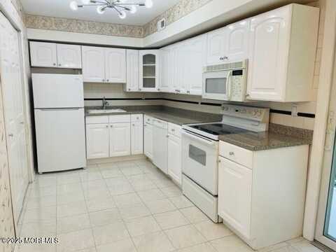 8 Indiana Court, Matawan, NJ 07747
