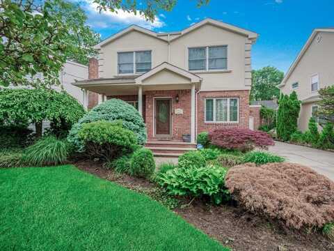 18 Ashland Avenue, New Hyde Park, NY 11040