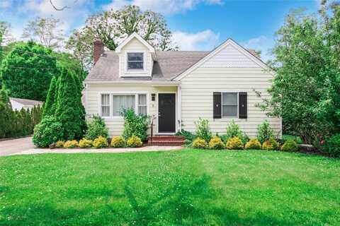 8 Gen McLean Drive, Bellport, NY 11713