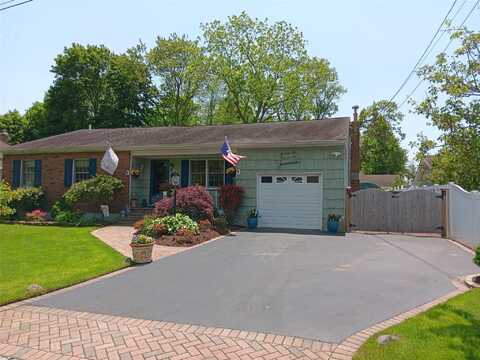 56 5th Street, West Sayville, NY 11796