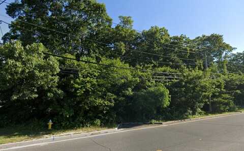 Pinelawn Avenue, Shirley, NY 11967