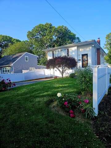 37 Vanderbilt Avenue, West Babylon, NY 11704